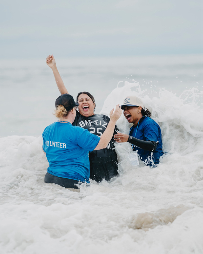 美国看见复兴！7700人南加州海滩同步洗礼