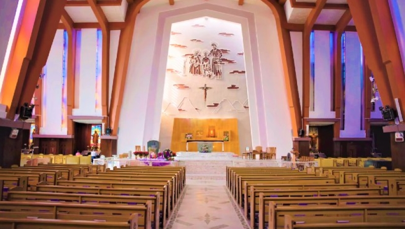 台北聖家堂「巨型針筒」迎聖誕 民眾心靈「注入」愛    