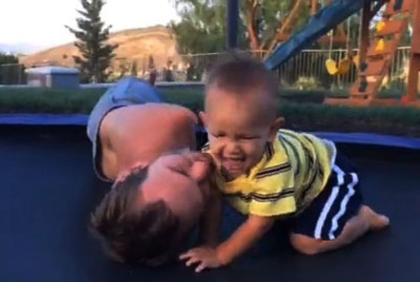 力克胡哲與兒子蹦床玩耍短片感人