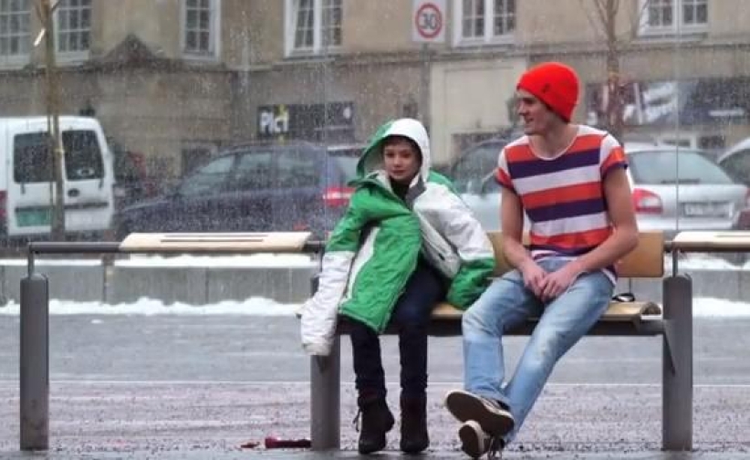 挪威人向冻僵孩子纷纷伸援手 影片热播唤爱心