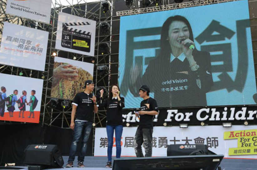 黑人范范上公車廣告 推動資助兒童計畫