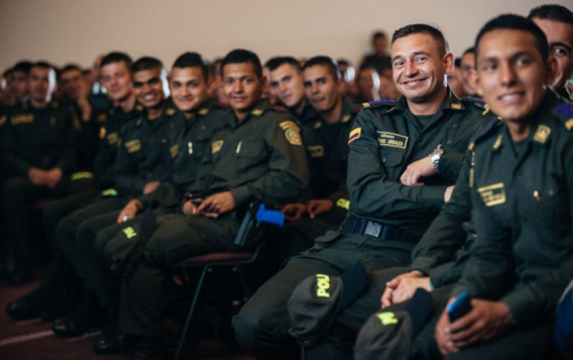 力克胡哲向17万哥伦比亚警员传福音 