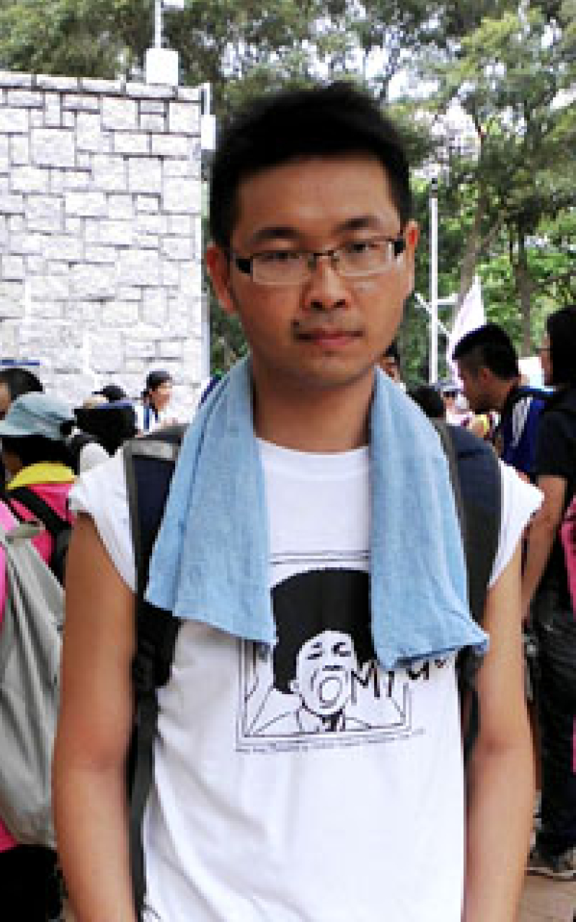 公义烧不尽 风中吹又生 教徒雨中燃亮使命