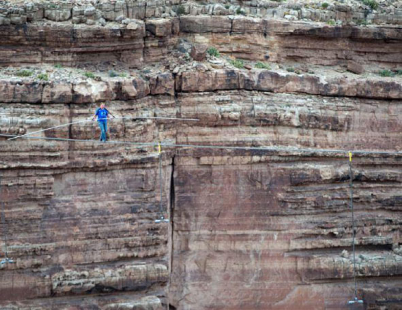 「钢丝大王」成功横越大峡谷