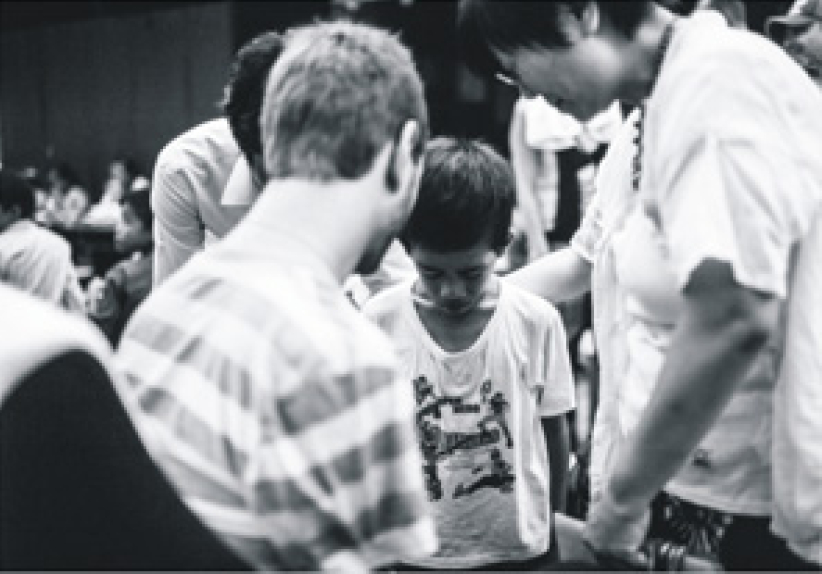 無肢力克遇著柬埔寨孤兒 展難忘之旅