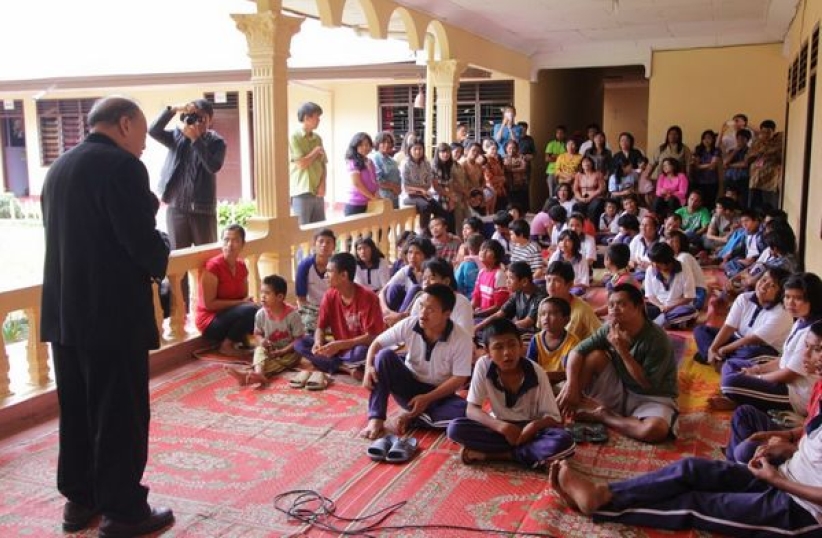 唐崇荣向智障儿童讲「十字架强盗的悔改」