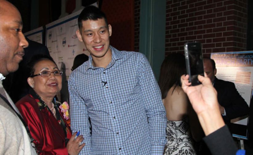 林书豪成立基金会献爱心 姚明到场支持