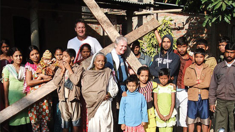 英国基督徒背著巨型十架环游世界传福音