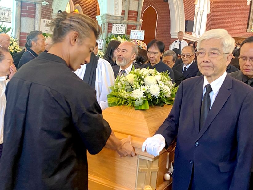 曾立華牧師安息禮莊嚴感人 逾800人送別