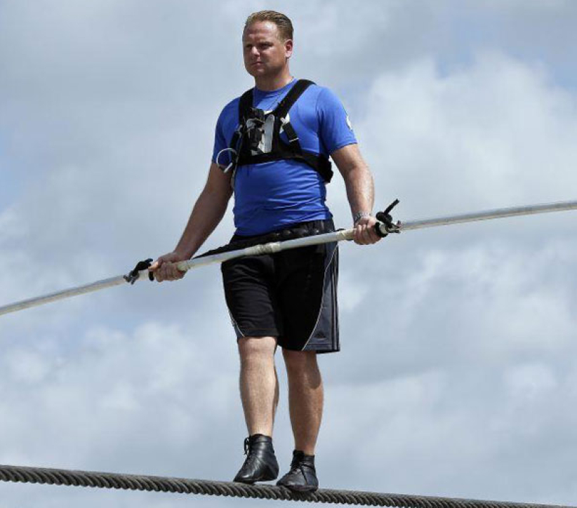 「钢丝大王」成功横越大峡谷