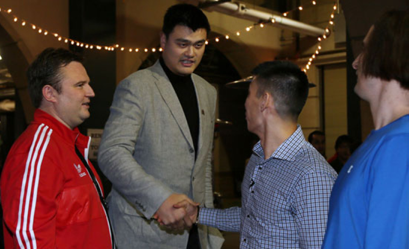 林书豪成立基金会献爱心 姚明到场支持