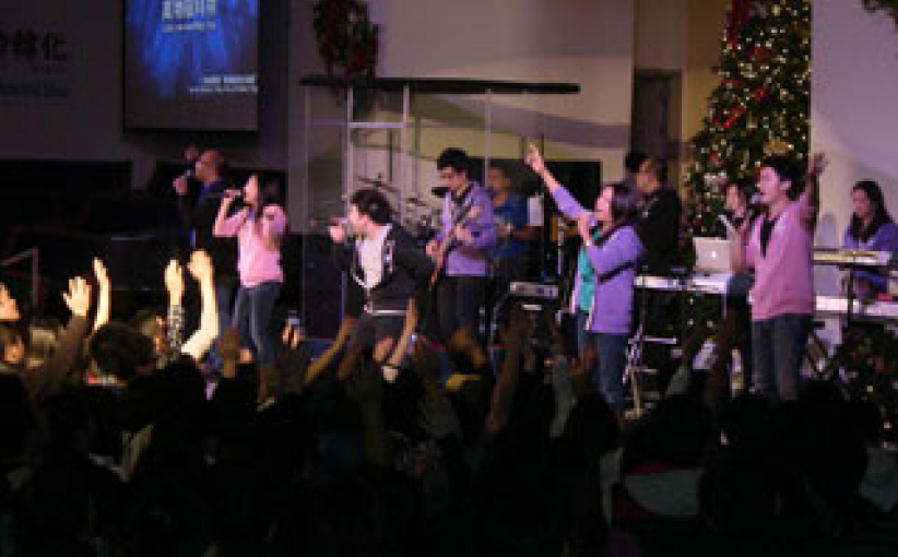 讚美之泉洛杉磯跨年敬拜 與800信徒歡慶新年