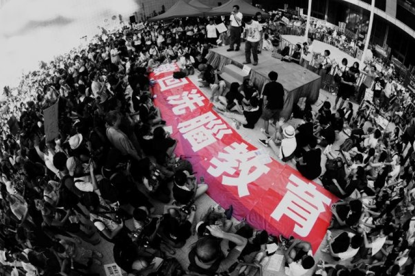 9萬巿民高溫下帶子女遊行反對國民教育