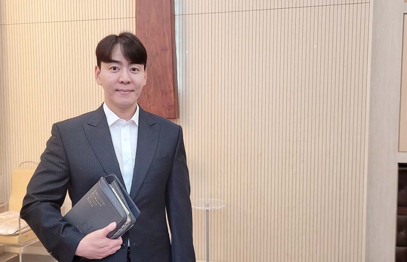 Pastor Lee