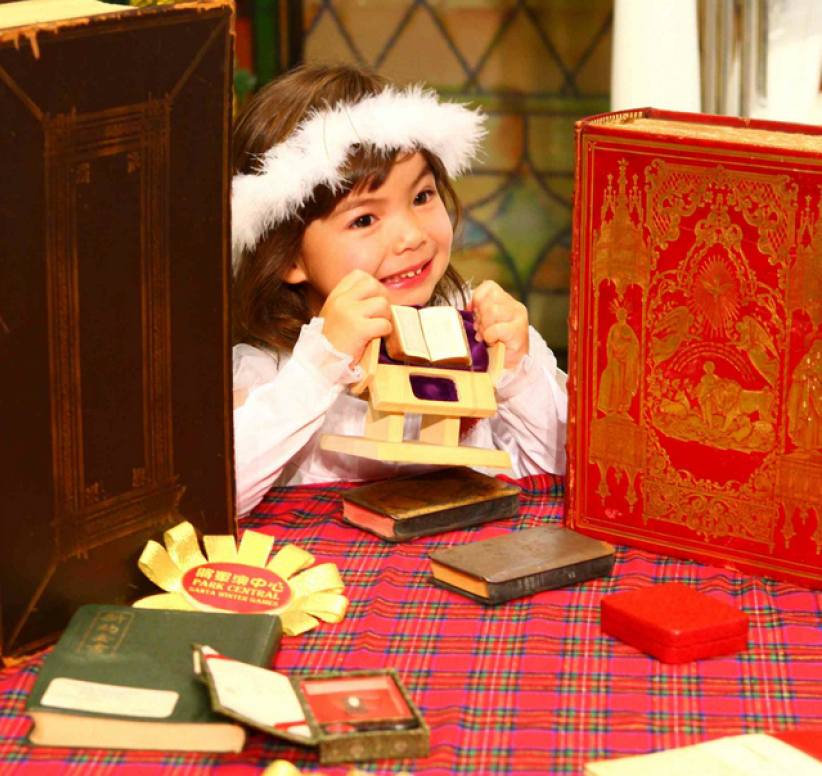 月球聖經、防彈聖經見過未﹖珍奇古董聖經商場現身