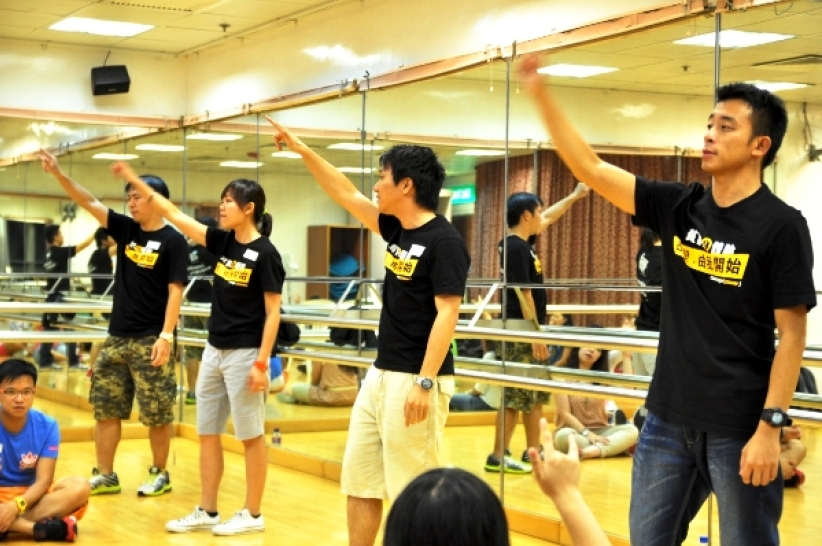 東非糧荒 近70青年舞躍旺角街頭以汗水籌款 