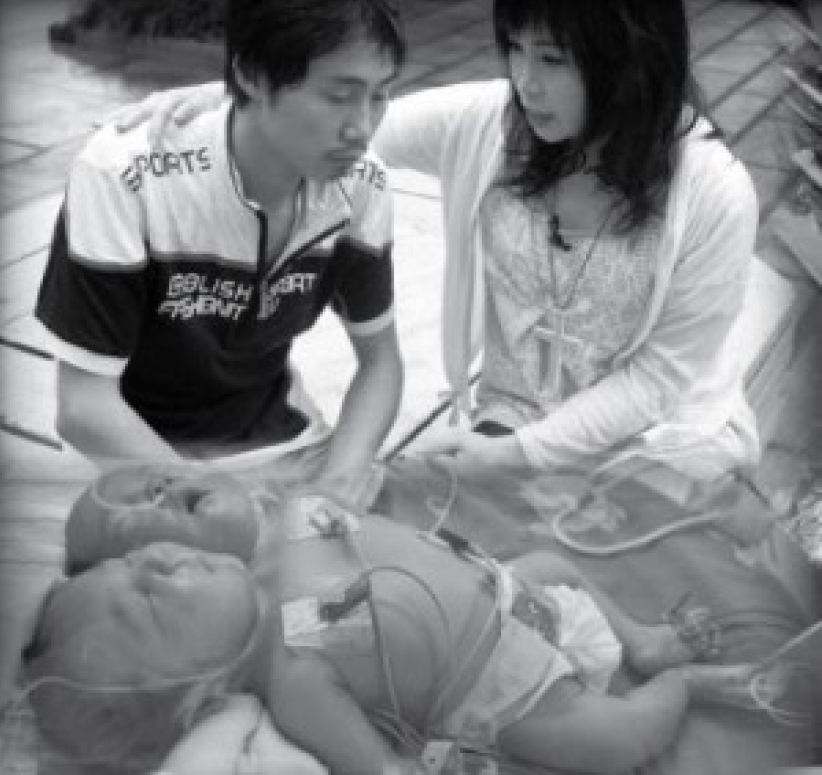 創世電視同工赴四川 領雙頭嬰一家信主