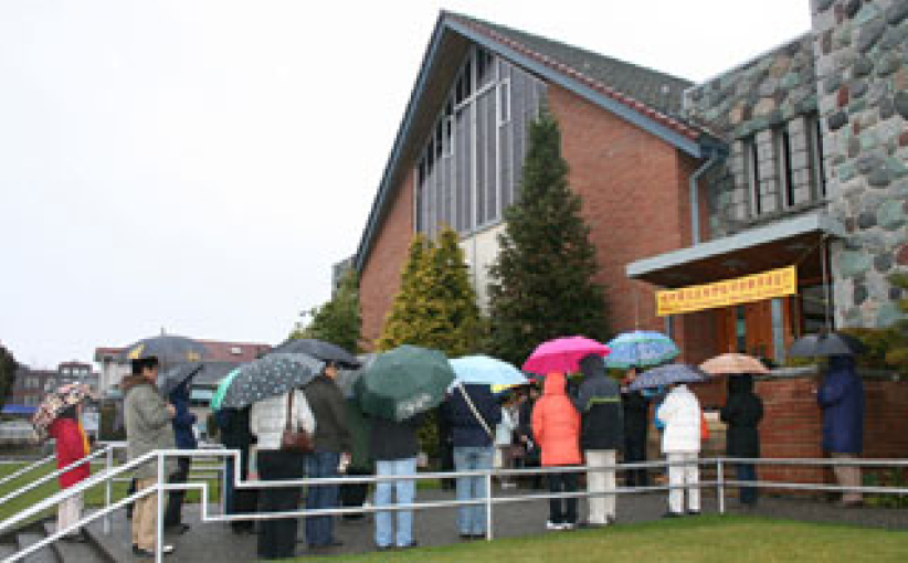 溫哥華信徒冒雨為中國家庭教會禱告 