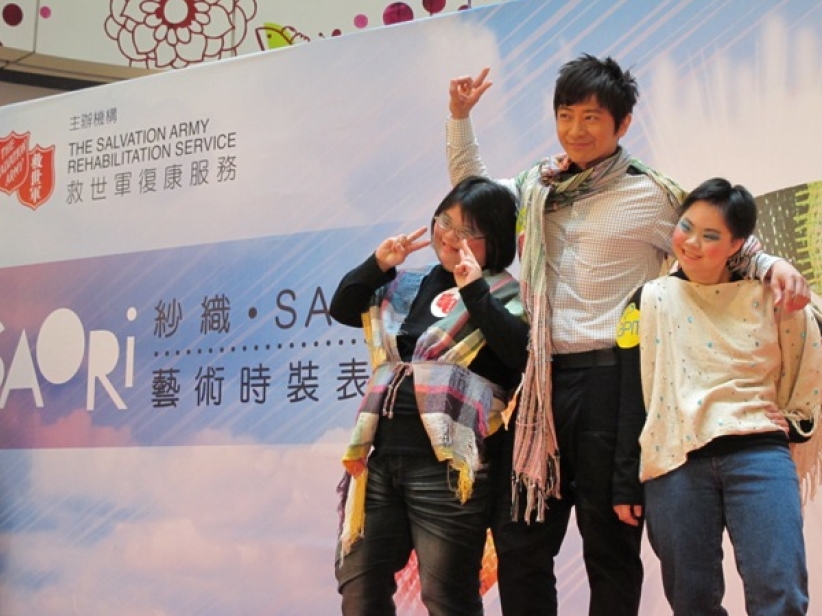 孫耀威與殘疾人士「攜手共創彩虹橋」表演紗織藝術時裝