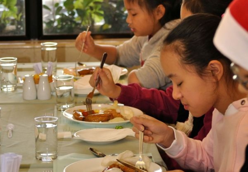 「萬寧妹妹」王允祈化身「愛‧分享」天使 與東涌兒童一同享用聖誕筵席