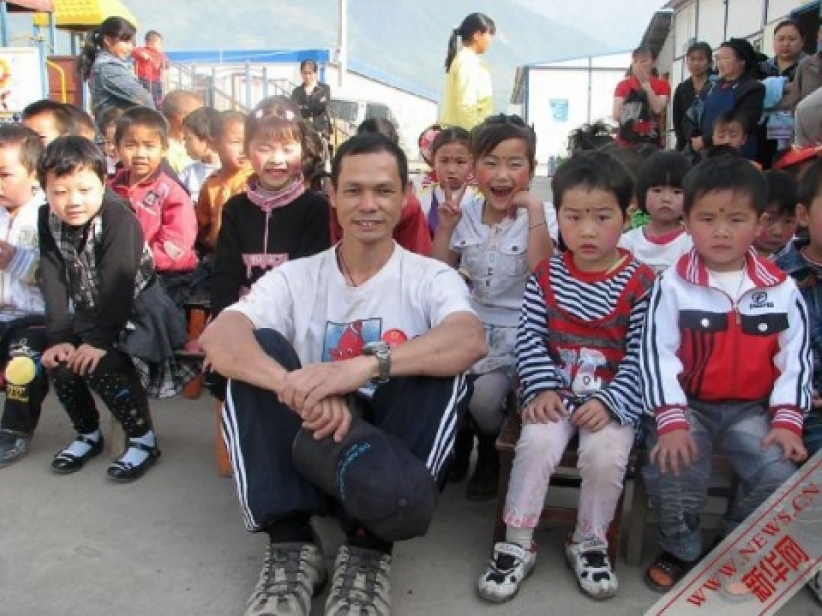 香港义工黄福荣玉树震中舍身救人感动神州