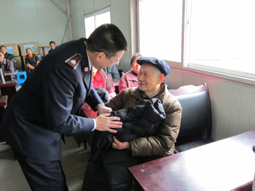成龍聯同羽絨城向四川地震殘障人士送贈400件暖衣