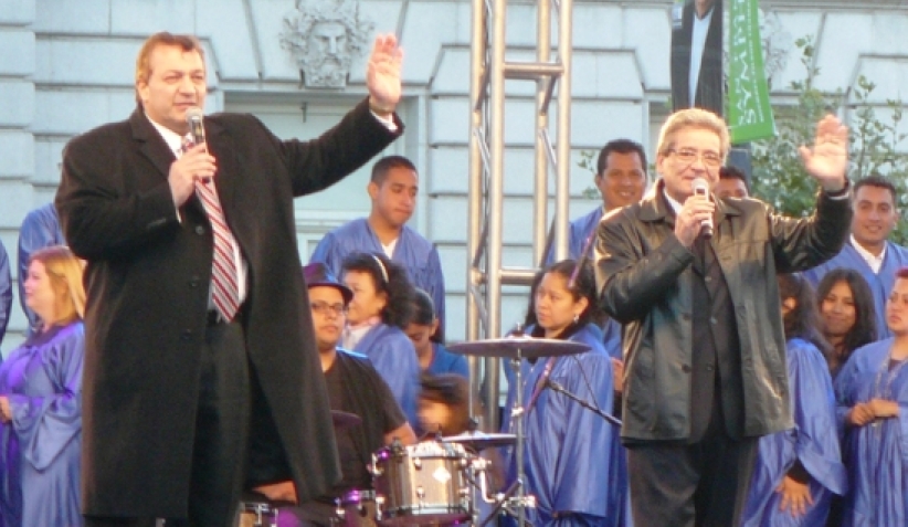 逾兩千人聚集三藩市廣場祈求復興 