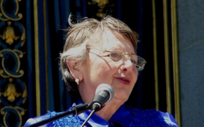 逾百人三藩市市議廳門外為國家祈禱 