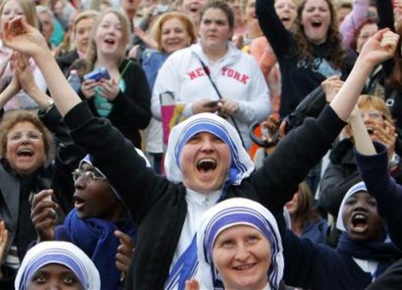 烟囱冒白烟 教堂钟声响 新教宗选出