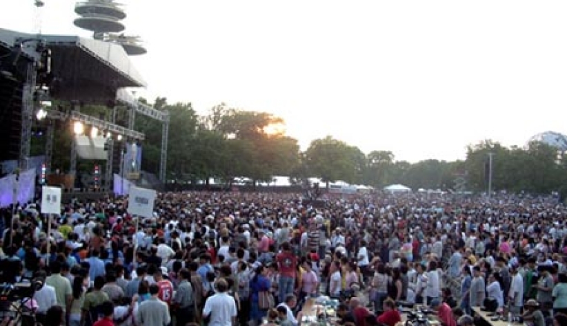 葛培理佈道會第二天：十五分鐘向青少年的講道 五次被掌聲打斷