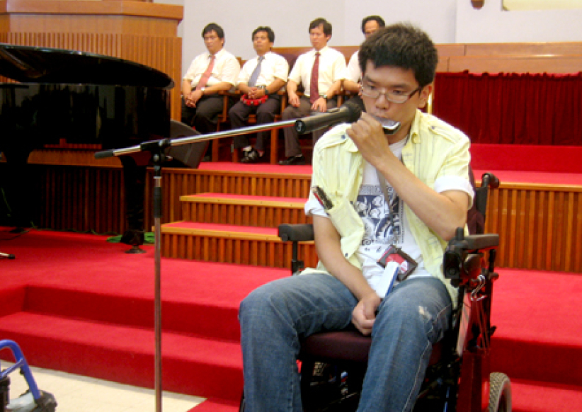  四位视障音乐人以爱化解身体障碍