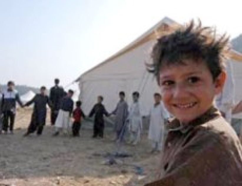 安南視察巴基斯坦地震災區，鼓勵災民建立美好未來