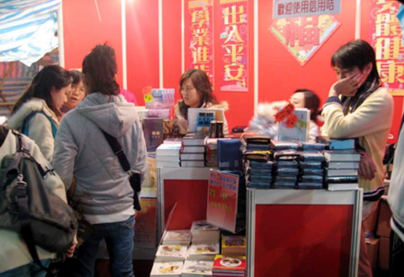 基督教年宵摊位向巿民送赠祝福