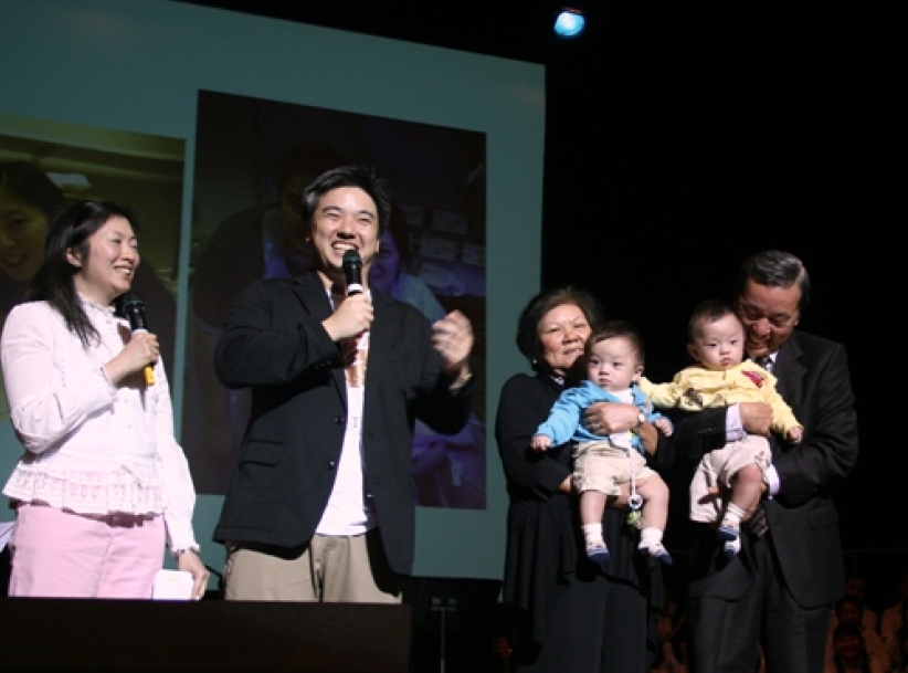 蔡元雲「孖孫」上台 「神大愛」歌曲見證感動滿場 