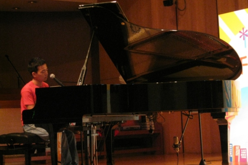 吕Sir激励学生订立目标努力 定能见成绩