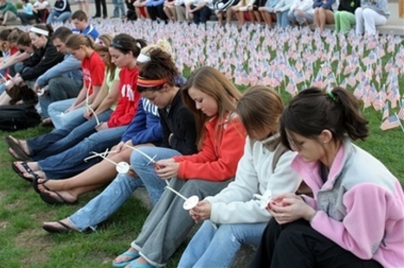 美举国为维州校园枪击案受难者致哀祈祷