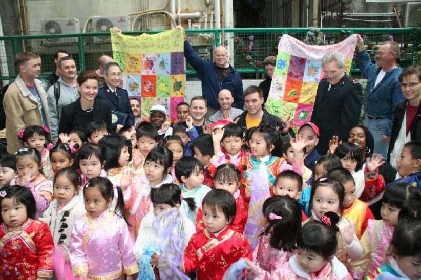 美航空母艦海軍在救世軍做義工