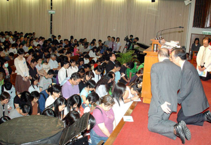 唐崇明牧師激勵青年人為神國獻身