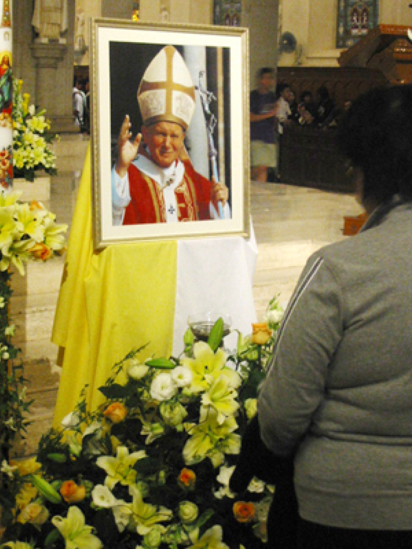 香港教區教宗安息彌撒七千人參加
