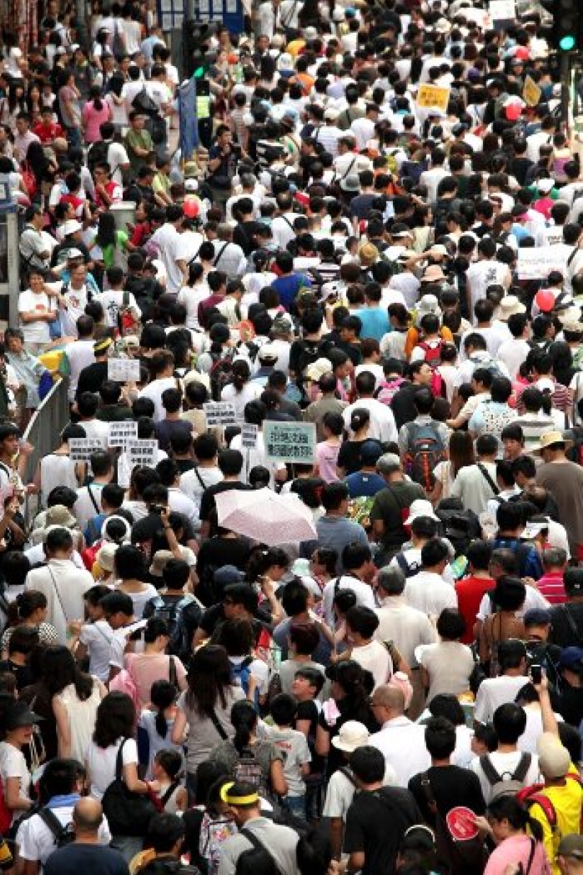 9萬巿民高溫下帶子女遊行反對國民教育