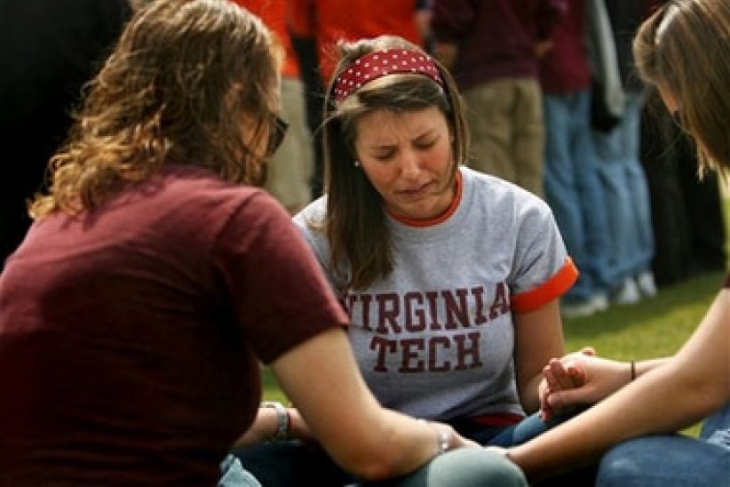 美举国为维州校园枪击案受难者致哀祈祷