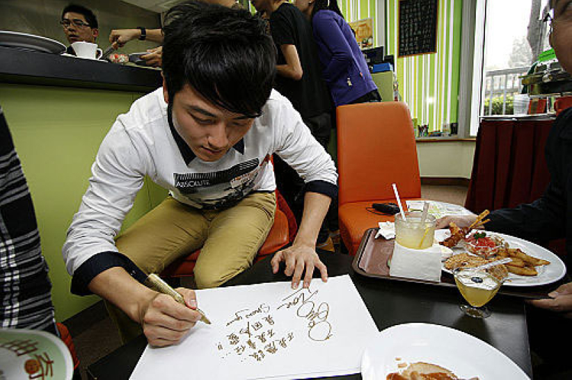 高皓正與精神病康復者親手做曲奇 為基督教機構籌款