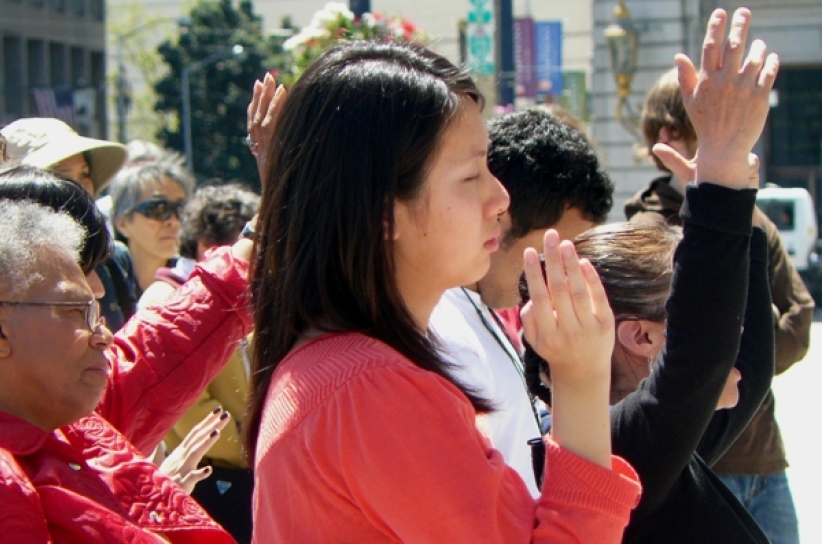 逾百人三藩市市議廳門外為國家祈禱 