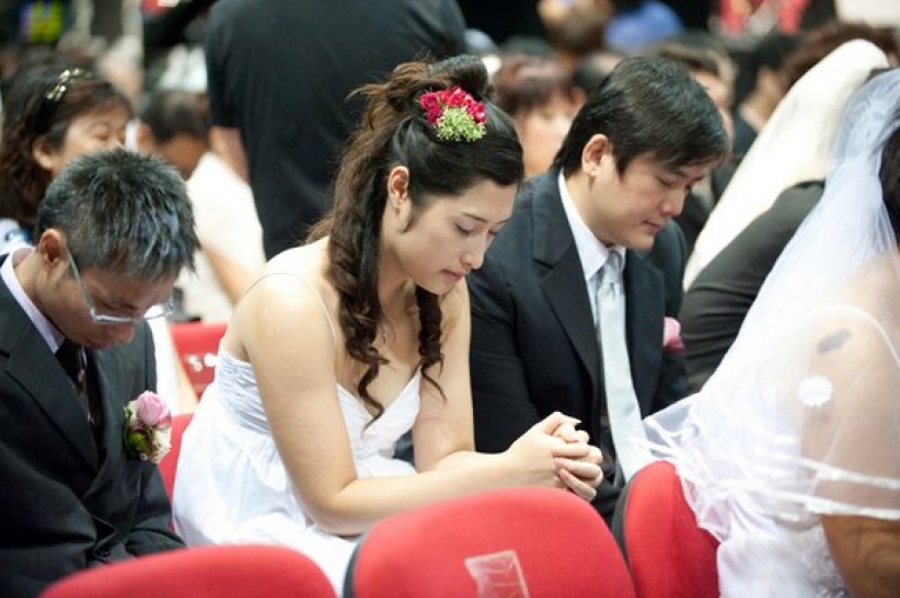 三百对基督徒夫妻见证神圣的婚姻