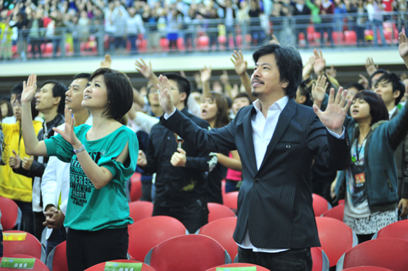台灣明模洪曉蕾與丈夫王世均一同受洗