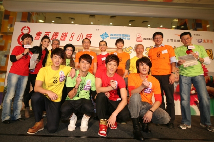 「耆英饑饉8小時」啟動禮 齊拼大砌圖 展示樂建內地校園 