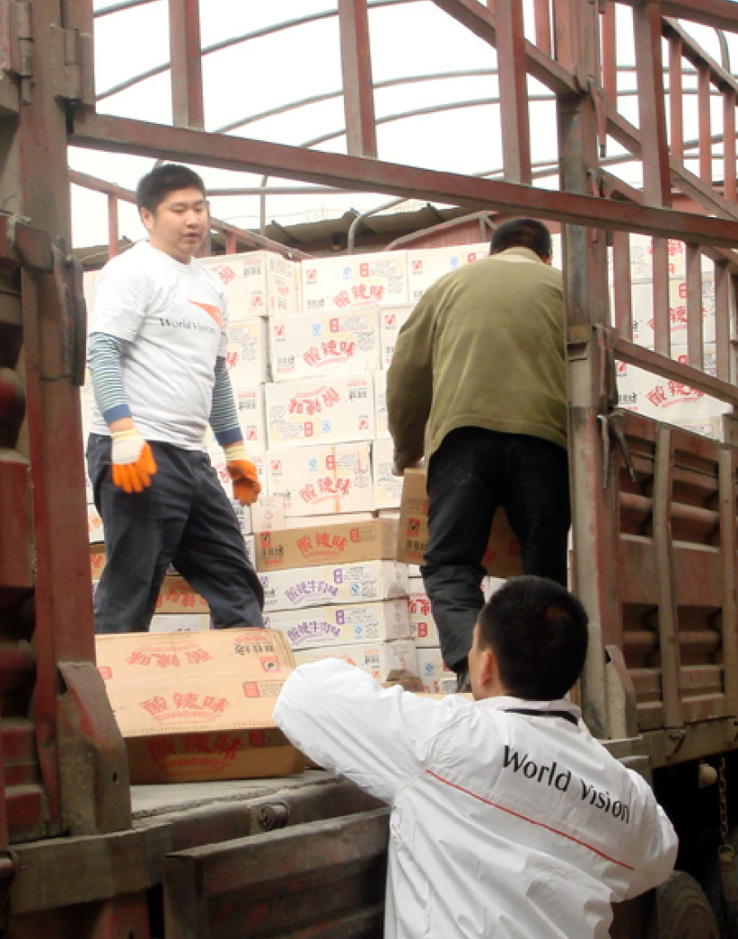 宣明會在青海省玉樹縣 向災民派發救援物資