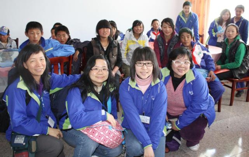 勵行會義工遠赴青海輔導災區學生 歌聲讓災童展笑臉