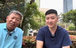 台北101公園下,張伯笠牧師重逢劉崇右牧師(Michael)