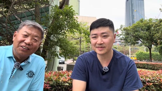 台北101公園下，張伯笠牧師重逢劉崇右牧師（Michael）